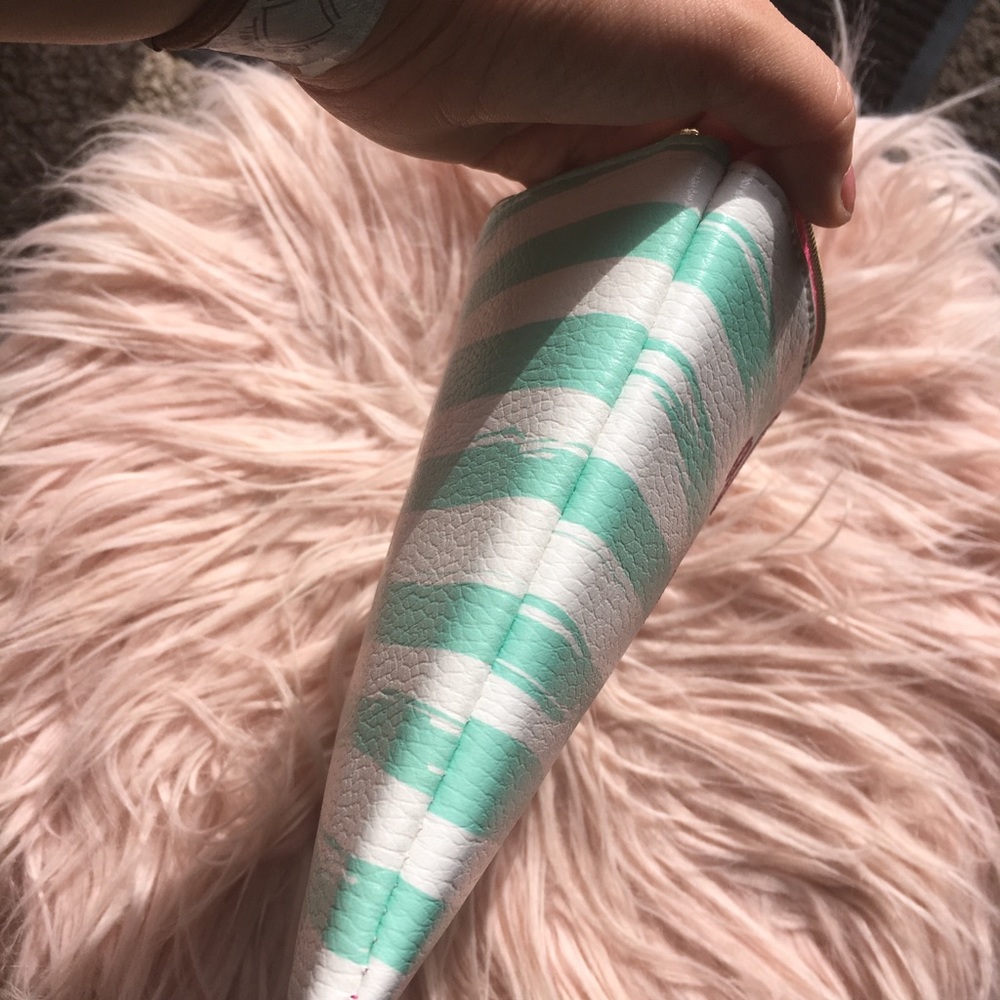 Designed Pouch - Picture 5 of 7